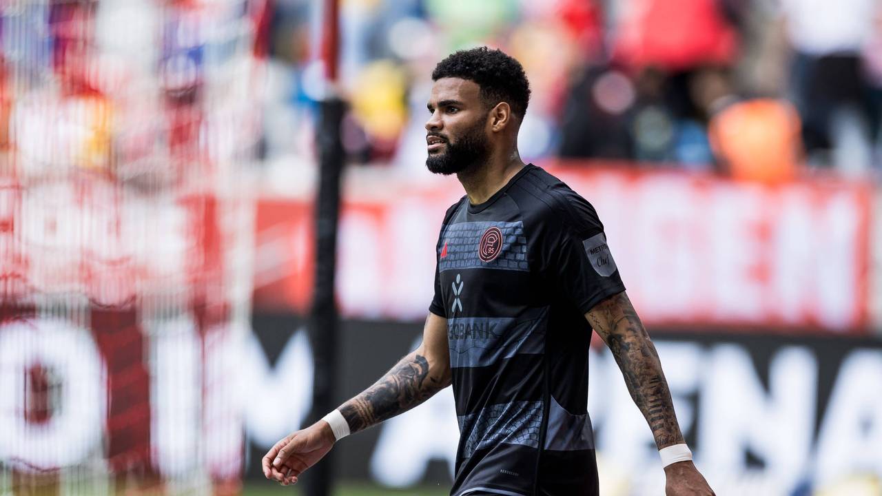 Fortuna Düsseldorfs Jamil Siebert steht im Spiel gegen Eintracht Braunschweig auf dem Platz.