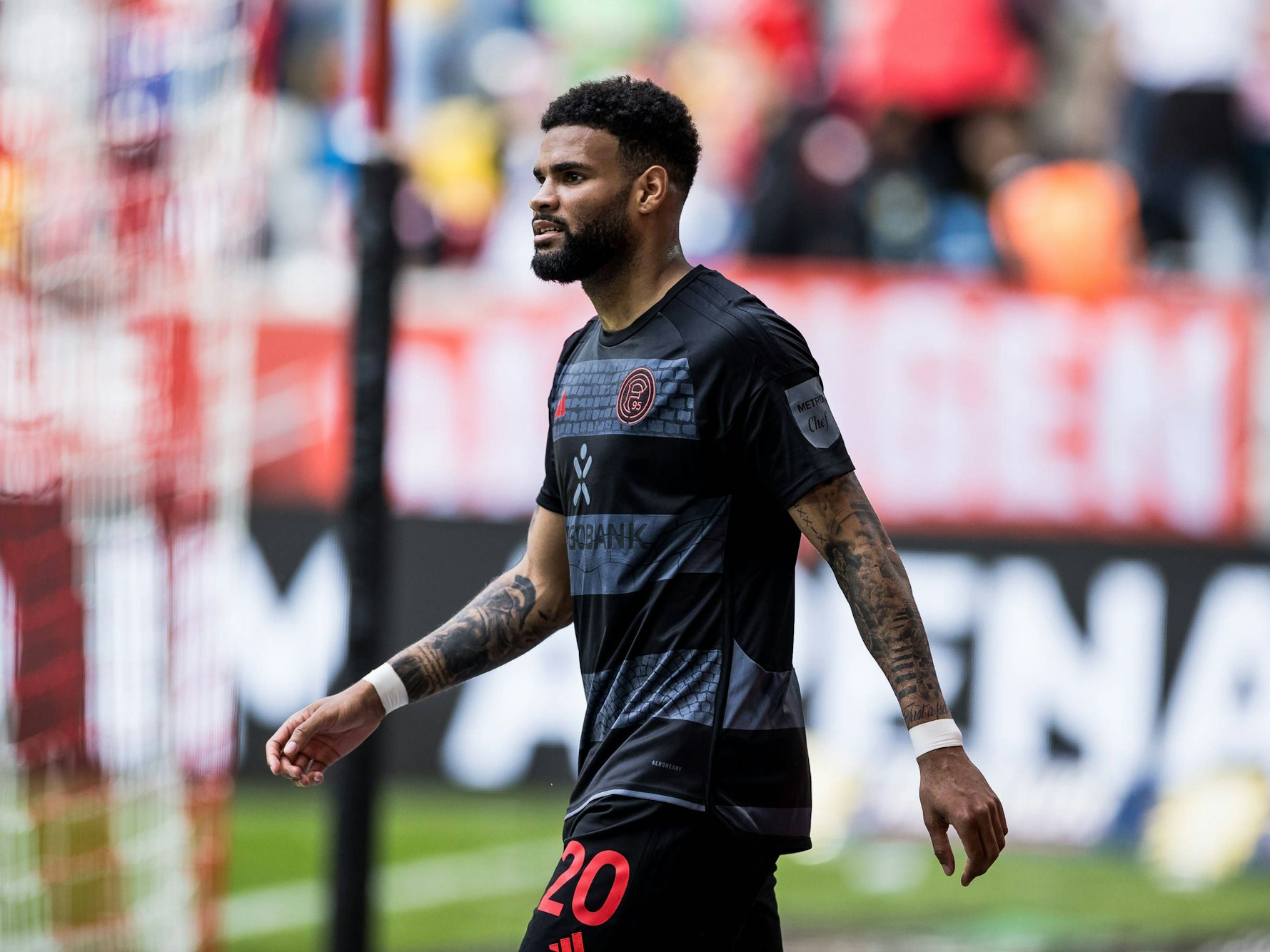 Fortuna Düsseldorfs Jamil Siebert steht im Spiel gegen Eintracht Braunschweig auf dem Platz.