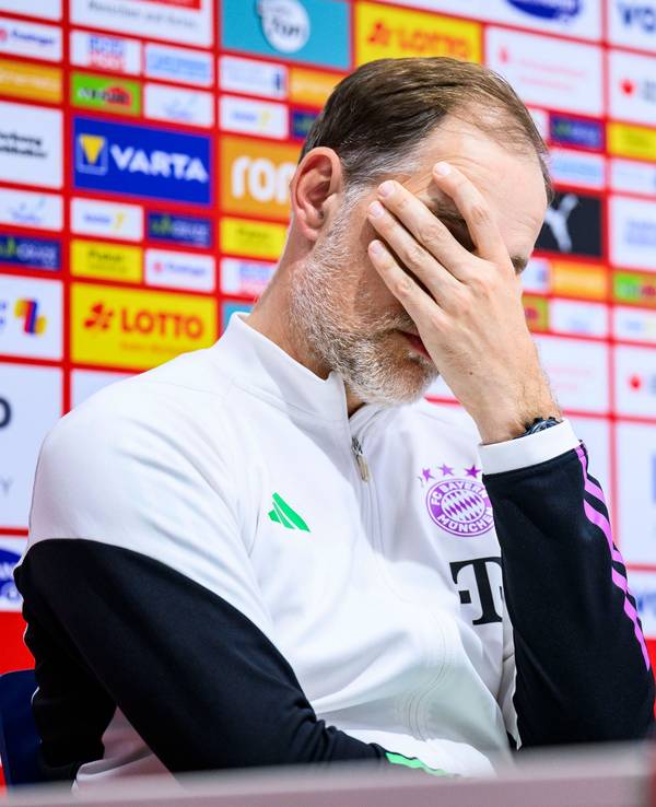 Trainer Thomas Tuchel vom FC Bayern München reagiert nach dem Spiel auf der Pressekonferenz und hält sich die Hand vors Gesicht.