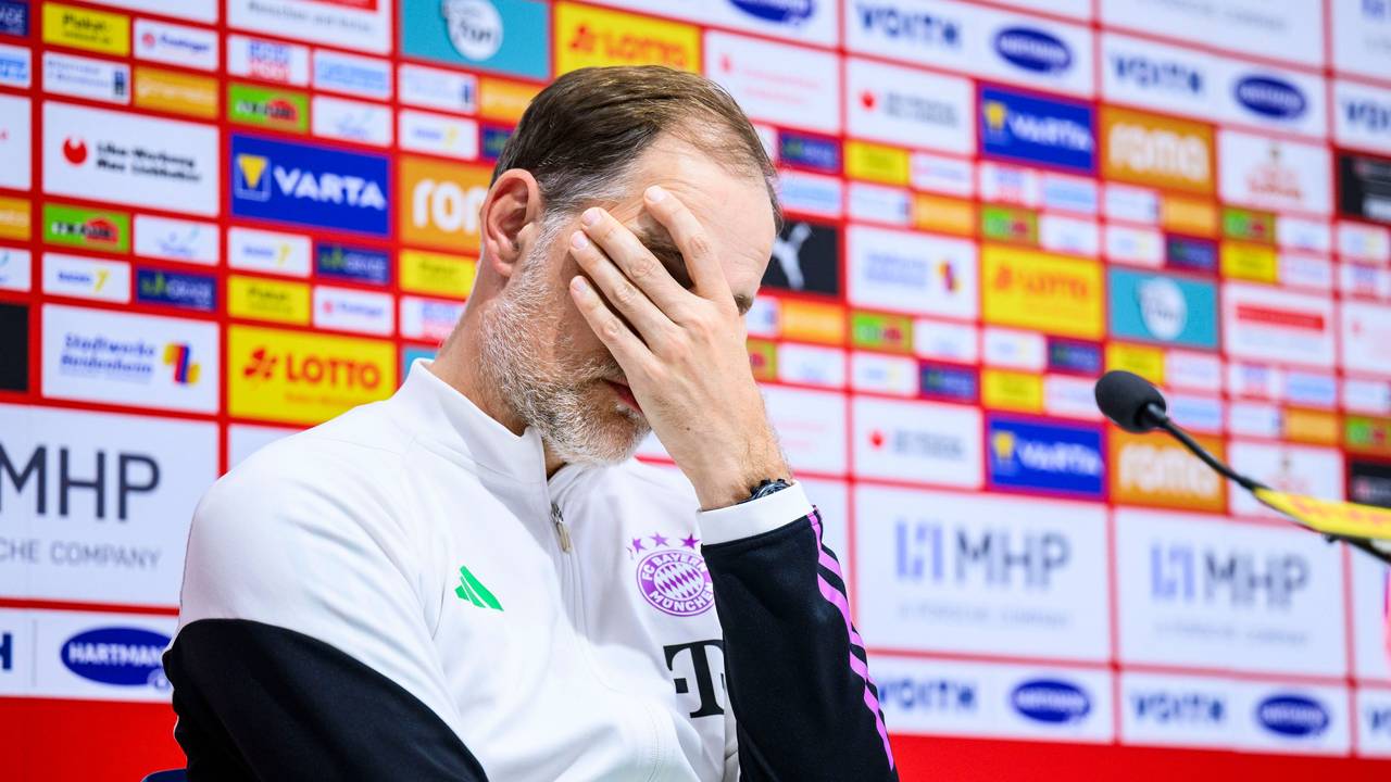 Trainer Thomas Tuchel vom FC Bayern München reagiert nach dem Spiel auf der Pressekonferenz und hält sich die Hand vors Gesicht.