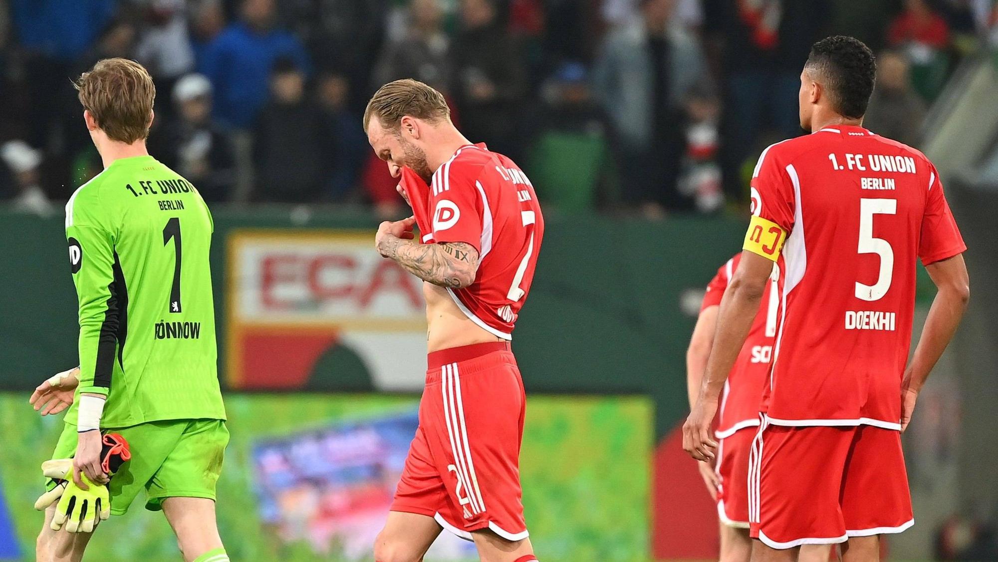 Die frustrierten Profis von Union Berlin nach der Niederlage im Freitagsspiel der Bundesliga am 12. April 2024 beim FC Augsburg.