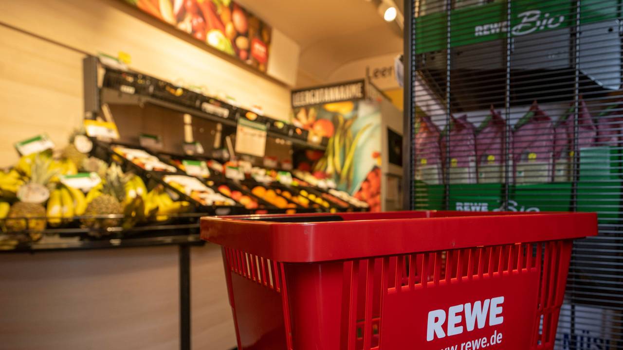 Einkaufskorb in einer Rewe-Filiale.
