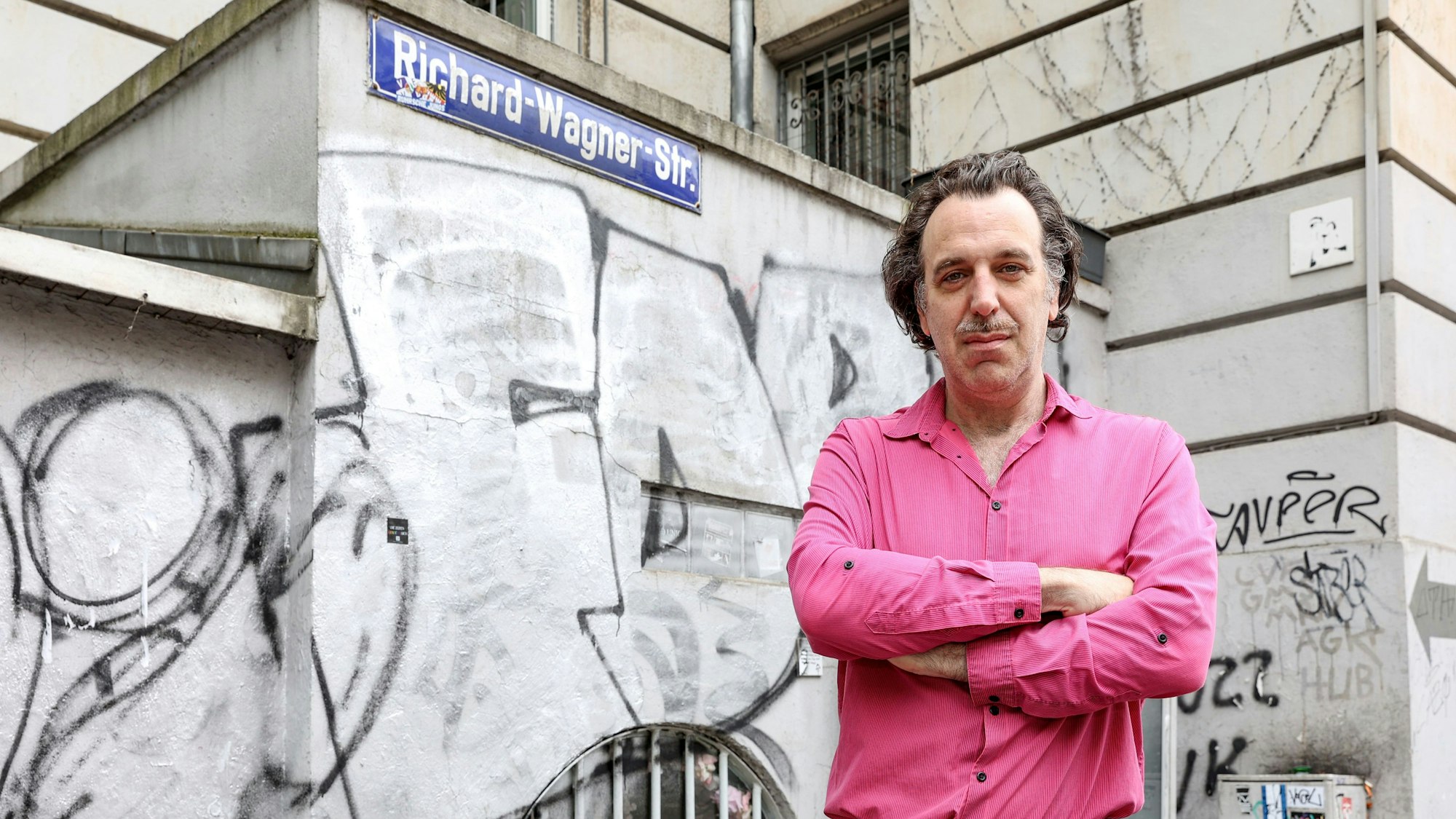 Der Musiker Chilly Gonzales an der Richard-Wagner-Straße.