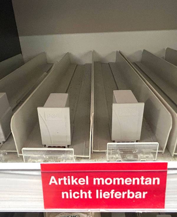 Die Preise für Olivenöl sind zuletzt in die Höhe geschossen. Unser Archivbild zeigt ein leeres Supermarktregal in Neuss.
