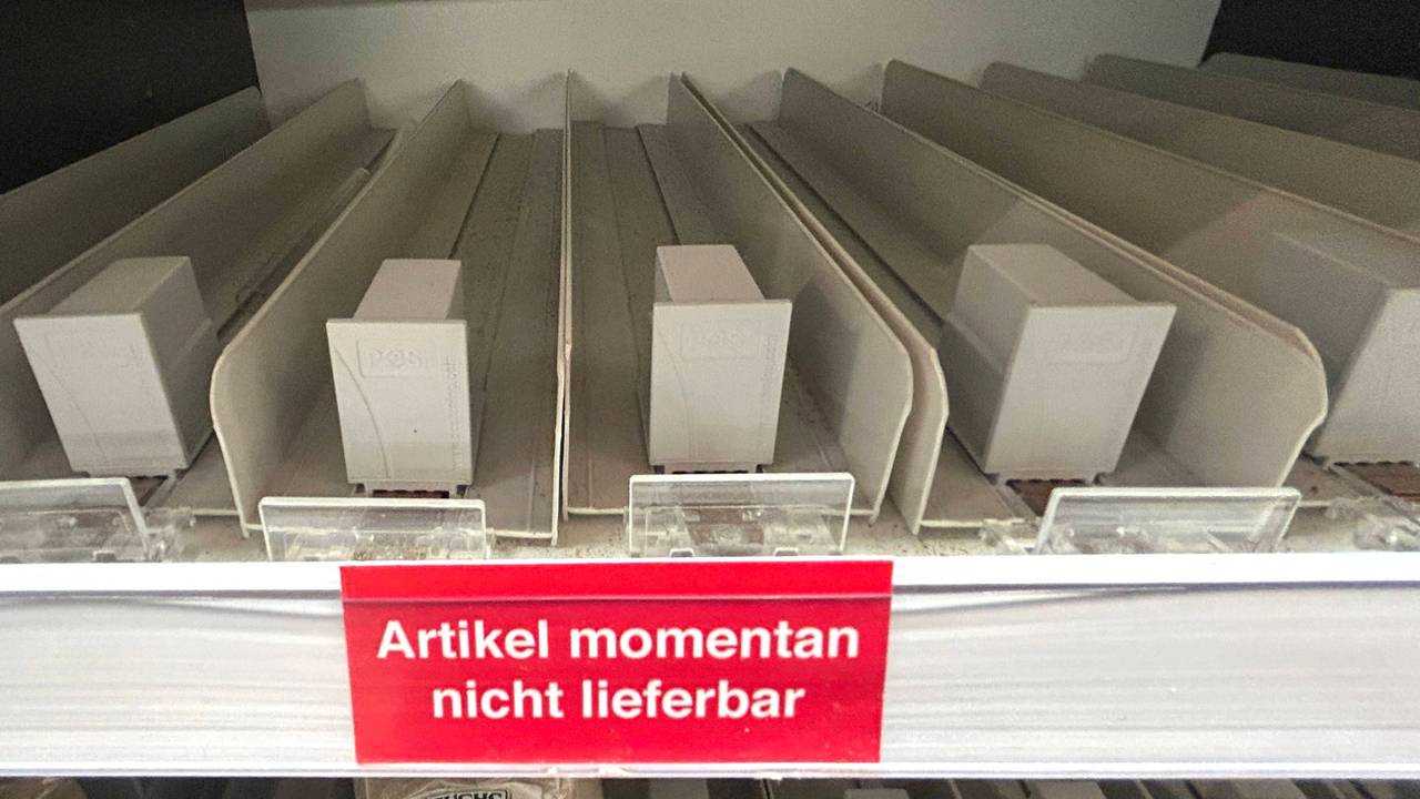 Die Preise für Olivenöl sind zuletzt in die Höhe geschossen. Unser Archivbild zeigt ein leeres Supermarktregal in Neuss.