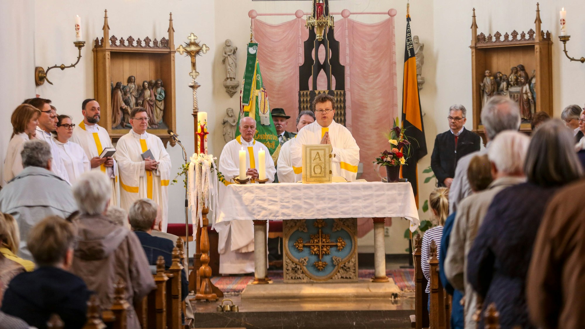 Pfarrer Ludger Möers (M) beim Gottesdienst in der Kirche. Mit einer letzten Messe hatten am 18. Mai 2019 knapp 400 Menschen im Tagebaudorf Kerpen-Manheim Abschied von ihrer Kirche genommen.