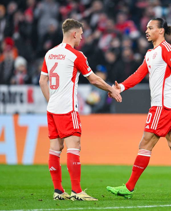 Die Bayern Spieler klatschen sich ab