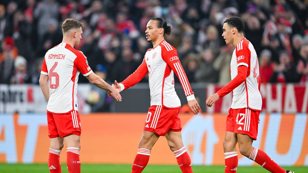 Die Bayern Spieler klatschen sich ab