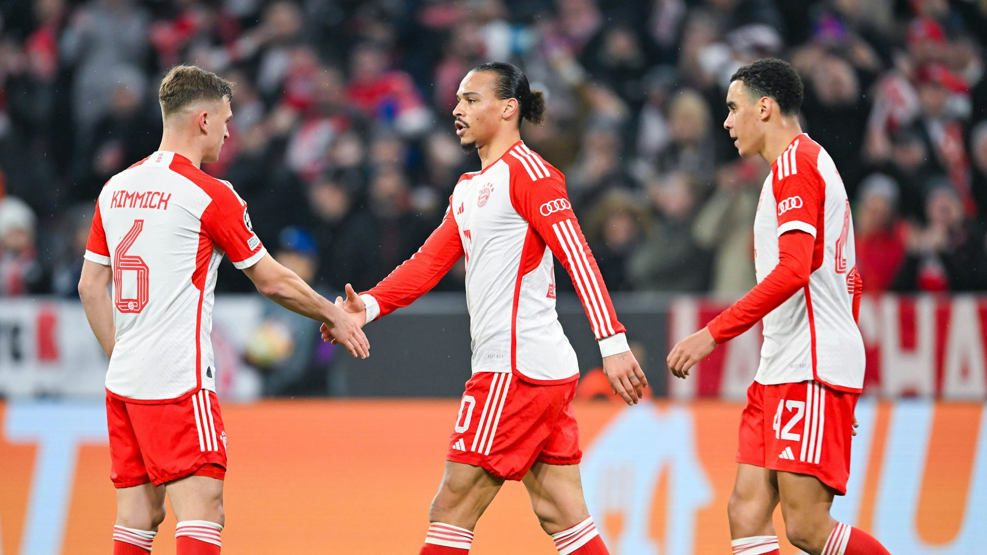 Die Bayern Spieler klatschen sich ab