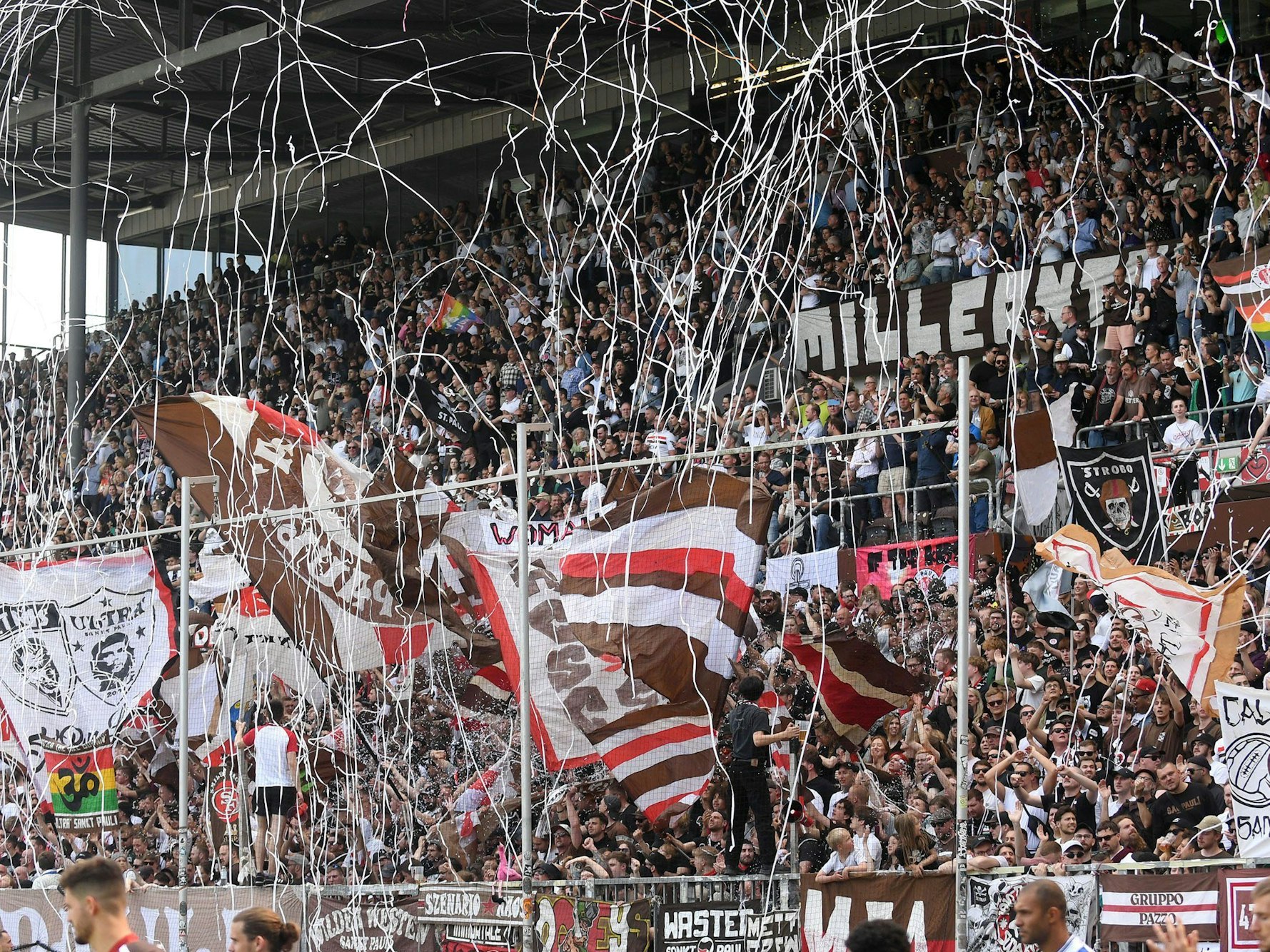 Die Fans von St. Pauli feiern ihre Mannschaft am Millerntor.