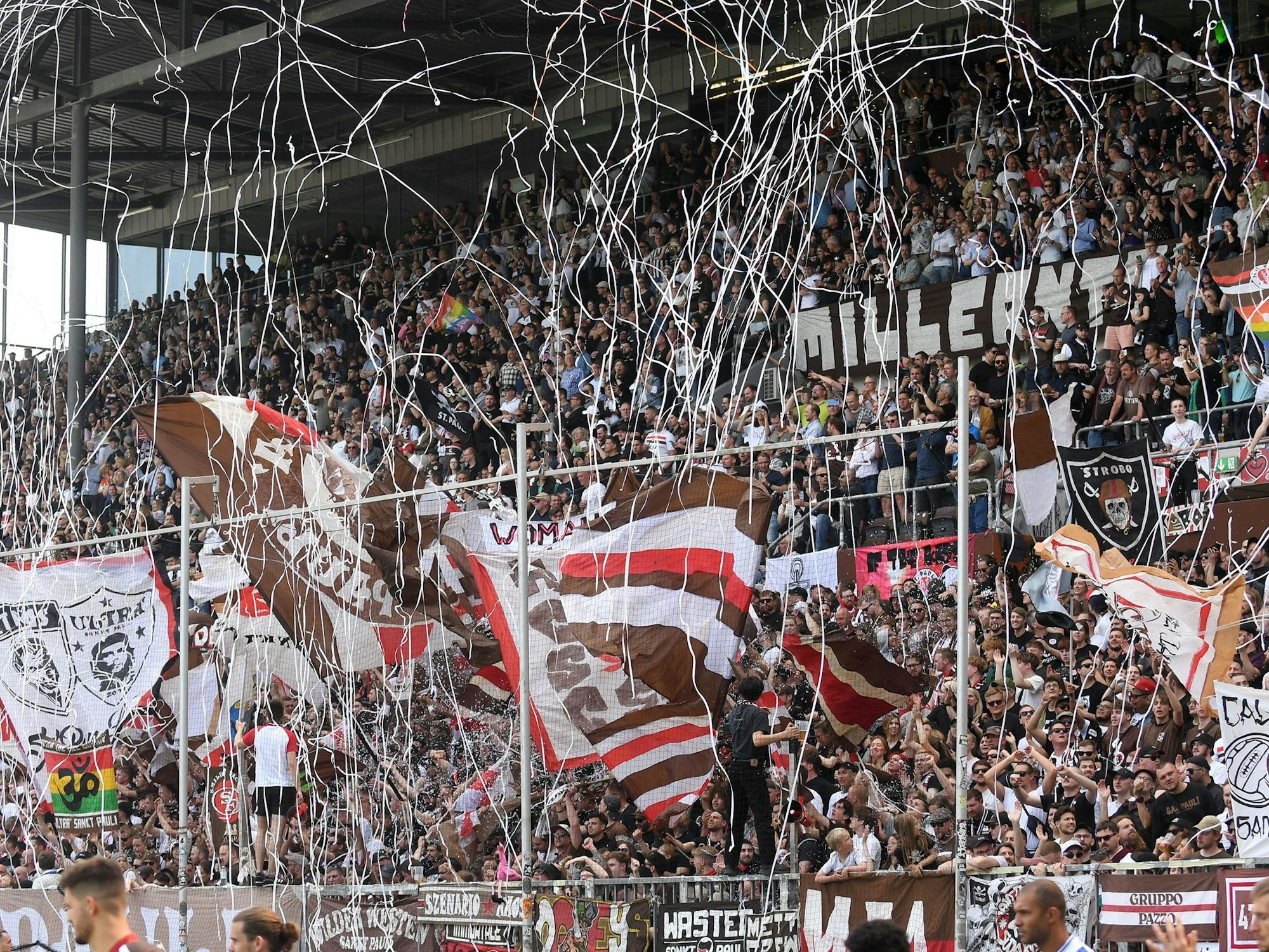 Die Fans von St. Pauli feiern ihre Mannschaft am Millerntor.