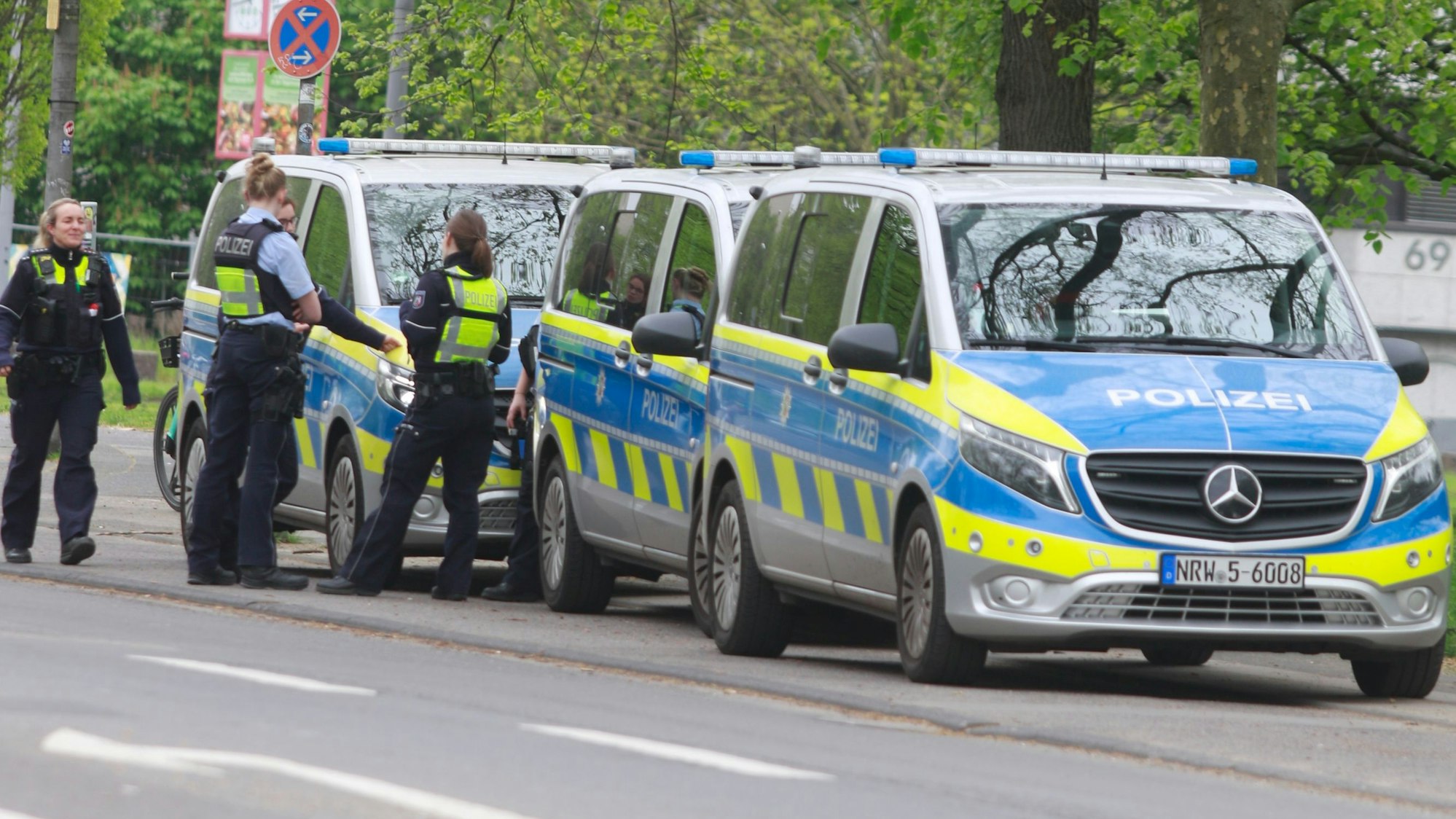 Einsatzkräfte am Gymnasium Kreuzgasse an der Vogelsanger Straße.