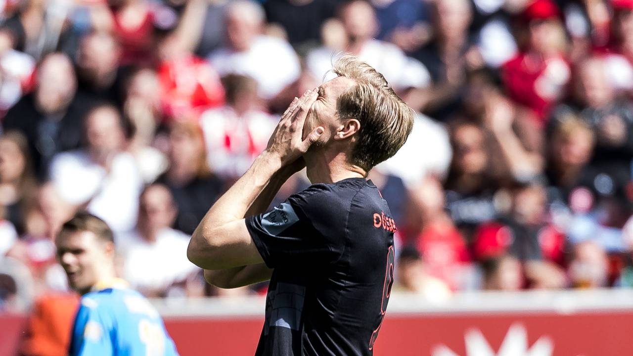 Fortuna Düsseldorfs Stürmer Vincent Vermeij ärgert sich über eine vergebene Chance im Spiel gegen Eintracht Braunschweig.
