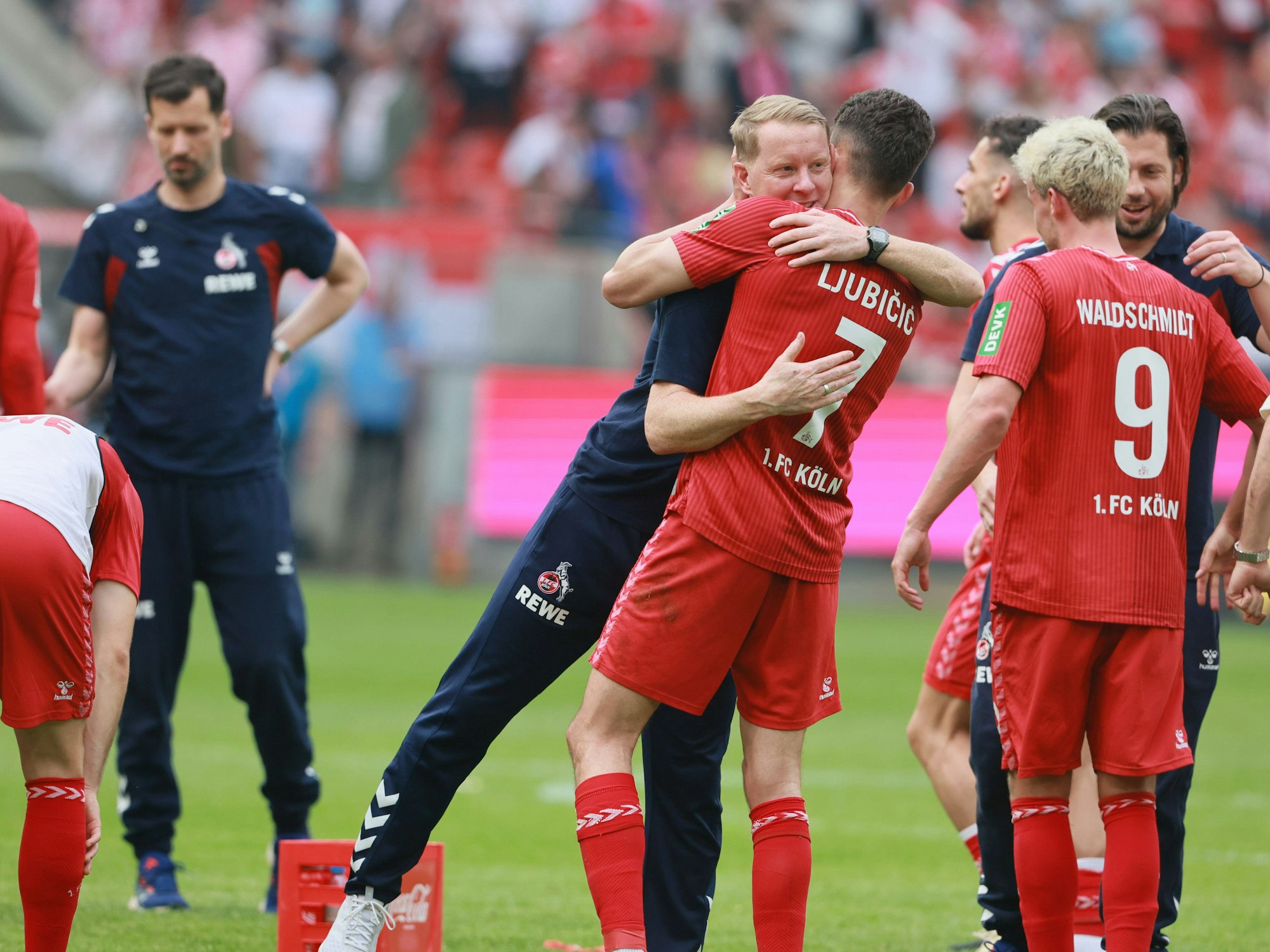 Timo Schultz umarmt Dejan Ljubicic.