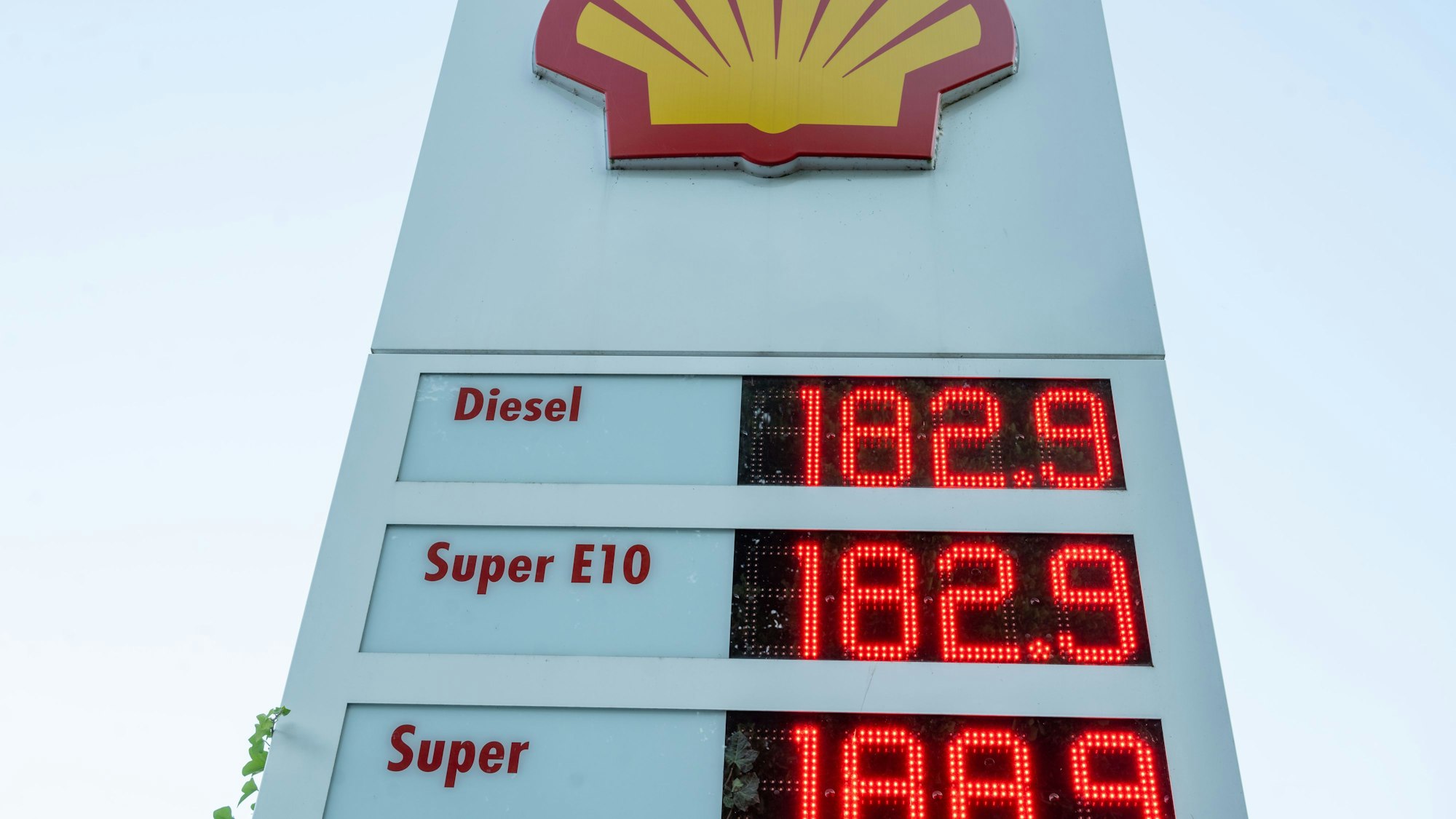 Preistafel einer Tankstelle.