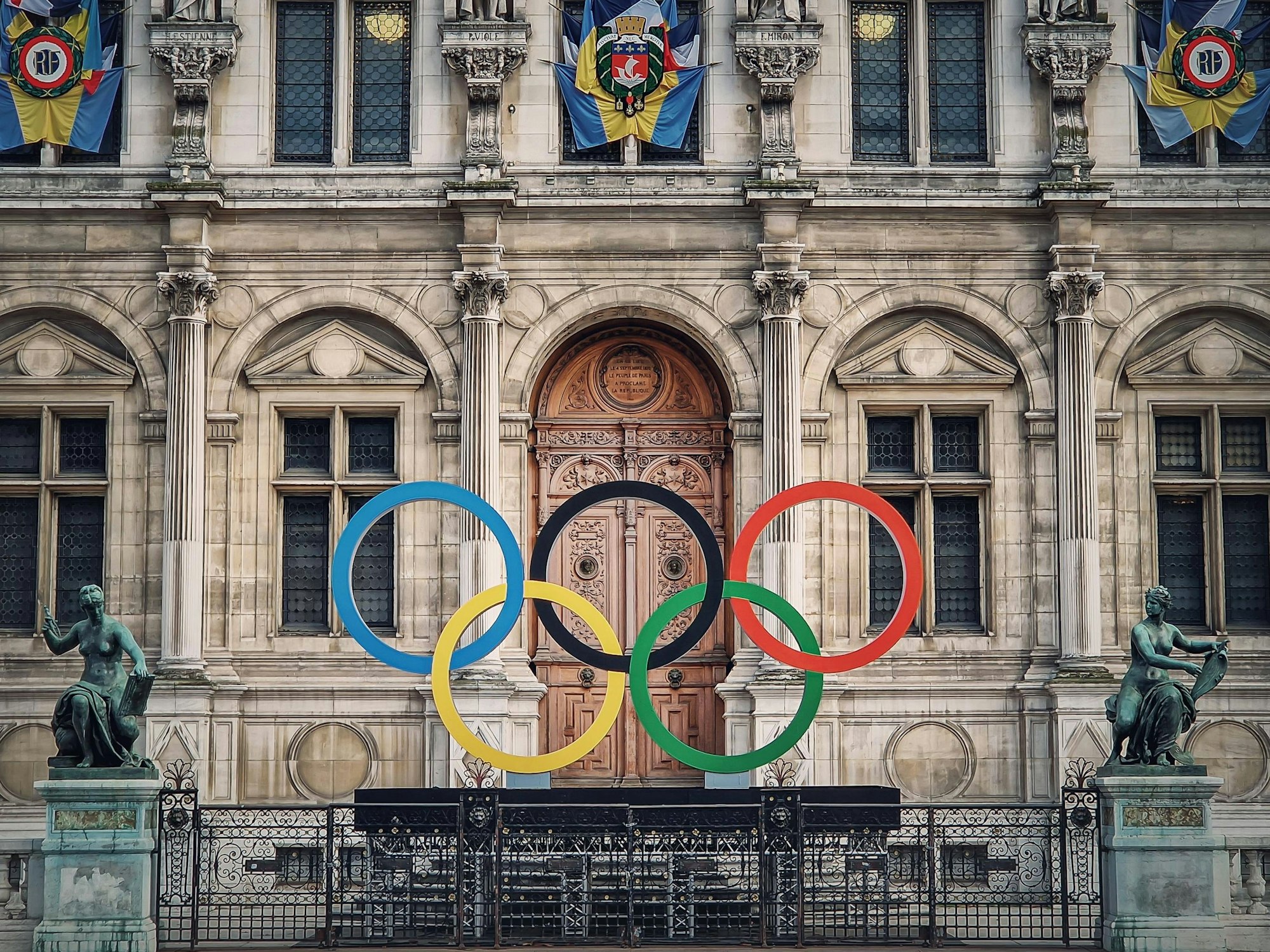 Nahaufnahme vom Eingang des Pariser Rathauses