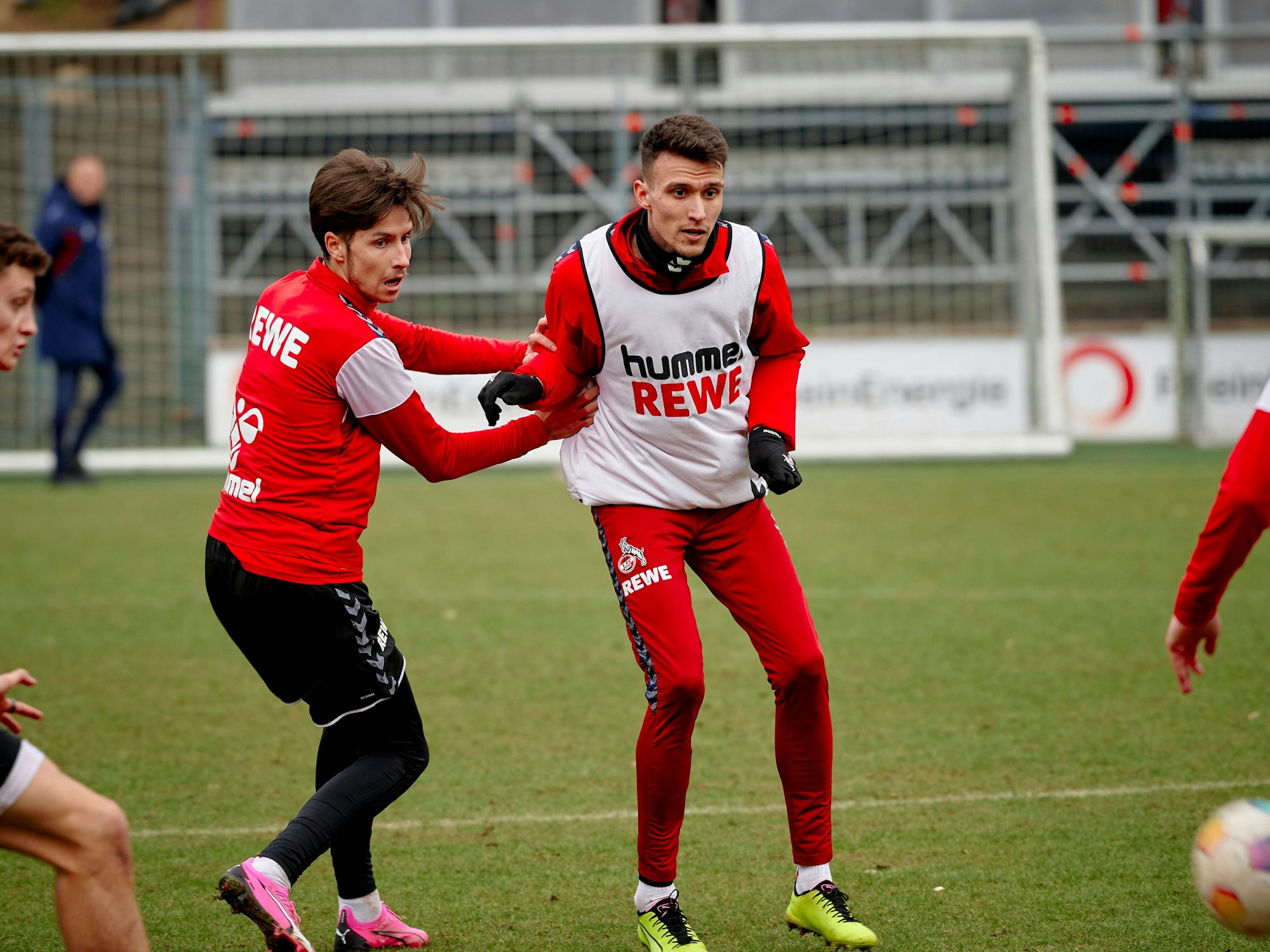 Denis Huseinbasic (l.) hier am 24. Januar 2024 mit Dejan Ljubicic im Training, fällt für das FC-Spiel beim FC Bayern aus.