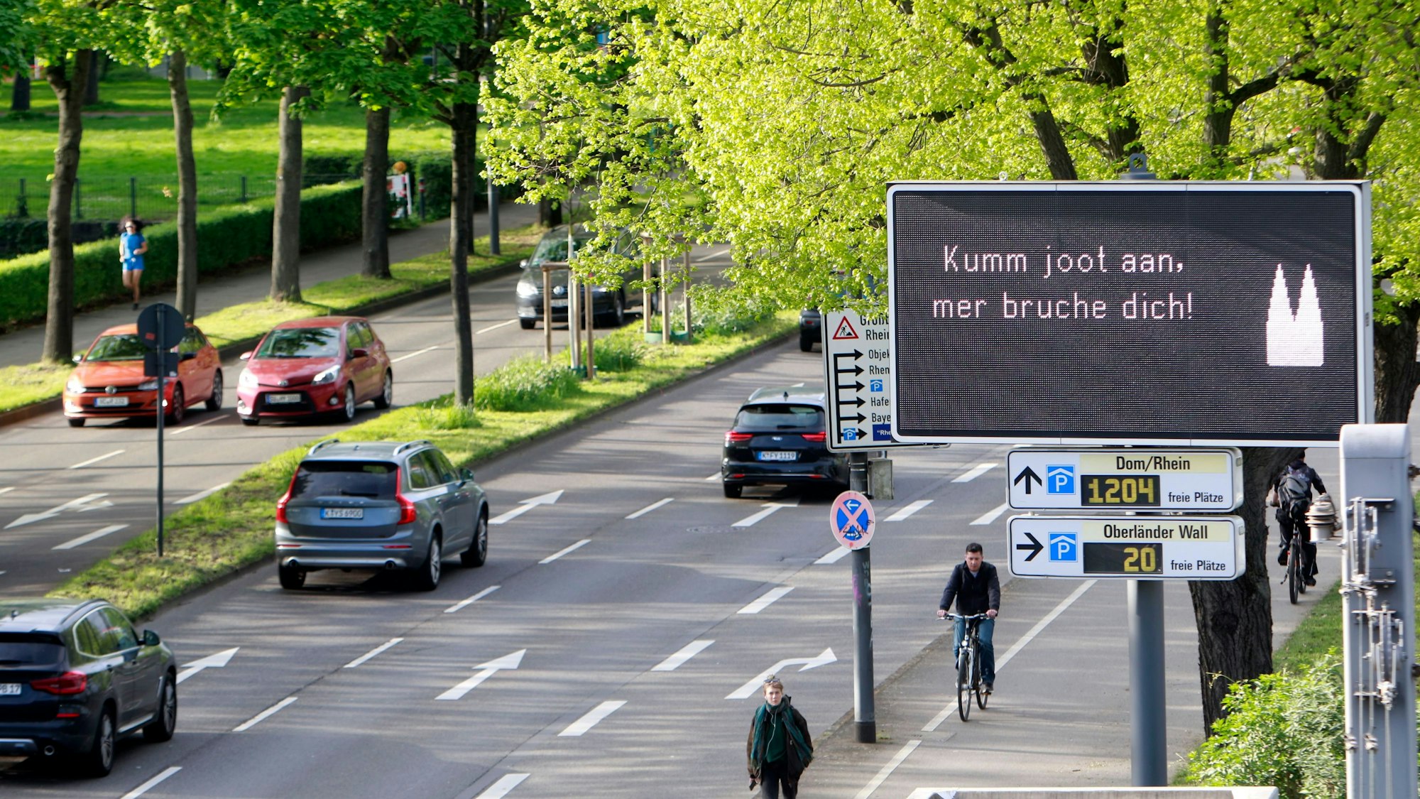 „Kumm joot aan, mer bruche dich!“ steht auf einer Verkehrsinfotafel in Köln.