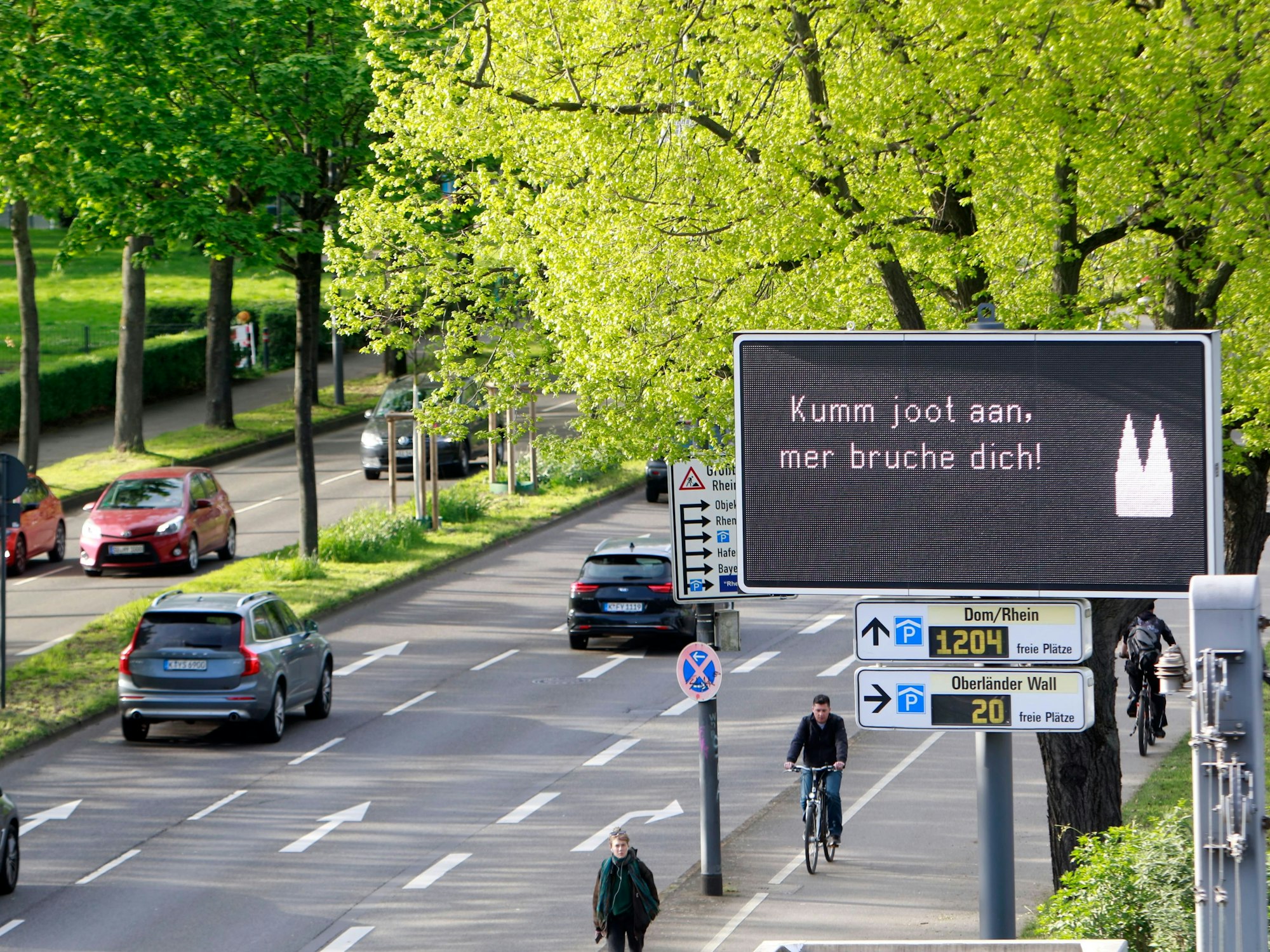 Die Vario-Tafeln der Stadt Köln zeigen humorvolle Sprüche, die die Verkehrsteilnehmenden zu Rücksicht und Respekt motivieren sollen.