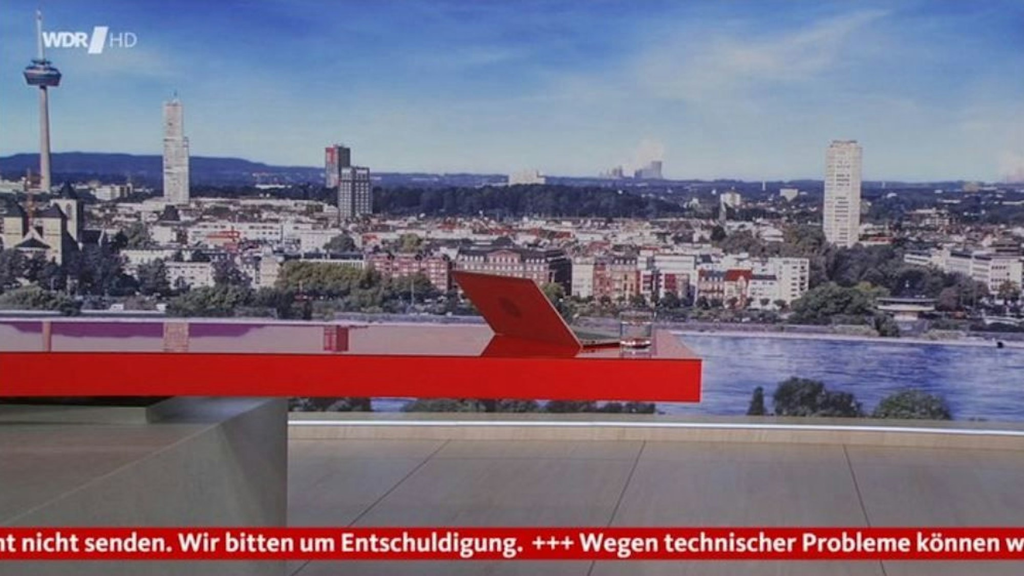Leeres Studio beim WDR in Köln. Unten läuft eine Banderole durchs Bild, die auf technische Probleme hinweist.
