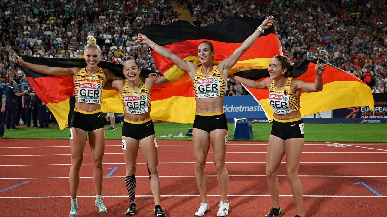 Lisa Mayer, Gina Lückenkemper, Alexandra Burghardt und Rebekka Haase jubeln mit Deutschland-Fahnen.