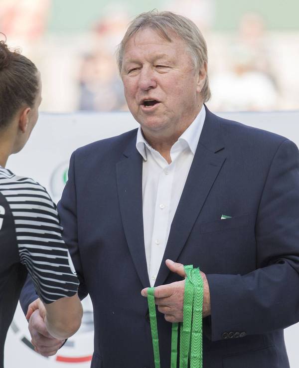 Bundestrainer Horst Hrubesch gratuliert Torfrau Almuth Schult und überreicht die Medaillen