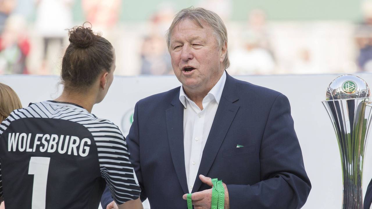 Bundestrainer Horst Hrubesch gratuliert Torfrau Almuth Schult und überreicht die Medaillen