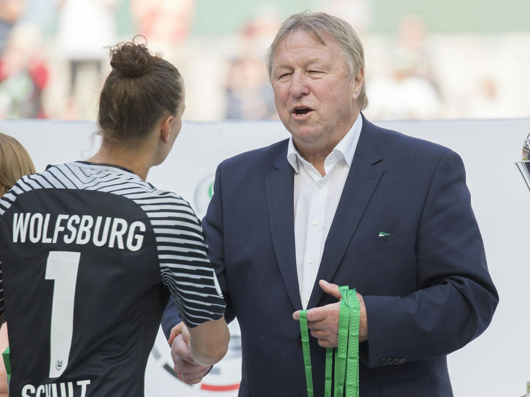 Bundestrainer Horst Hrubesch gratuliert Torfrau Almuth Schult und überreicht die Medaillen