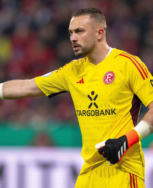 Fortuna Düsseldorfs Keeper Florian Kastenmeier dirigiert seine Vorderleute im Pokal-Spiel bei Bayer Leverkusen.