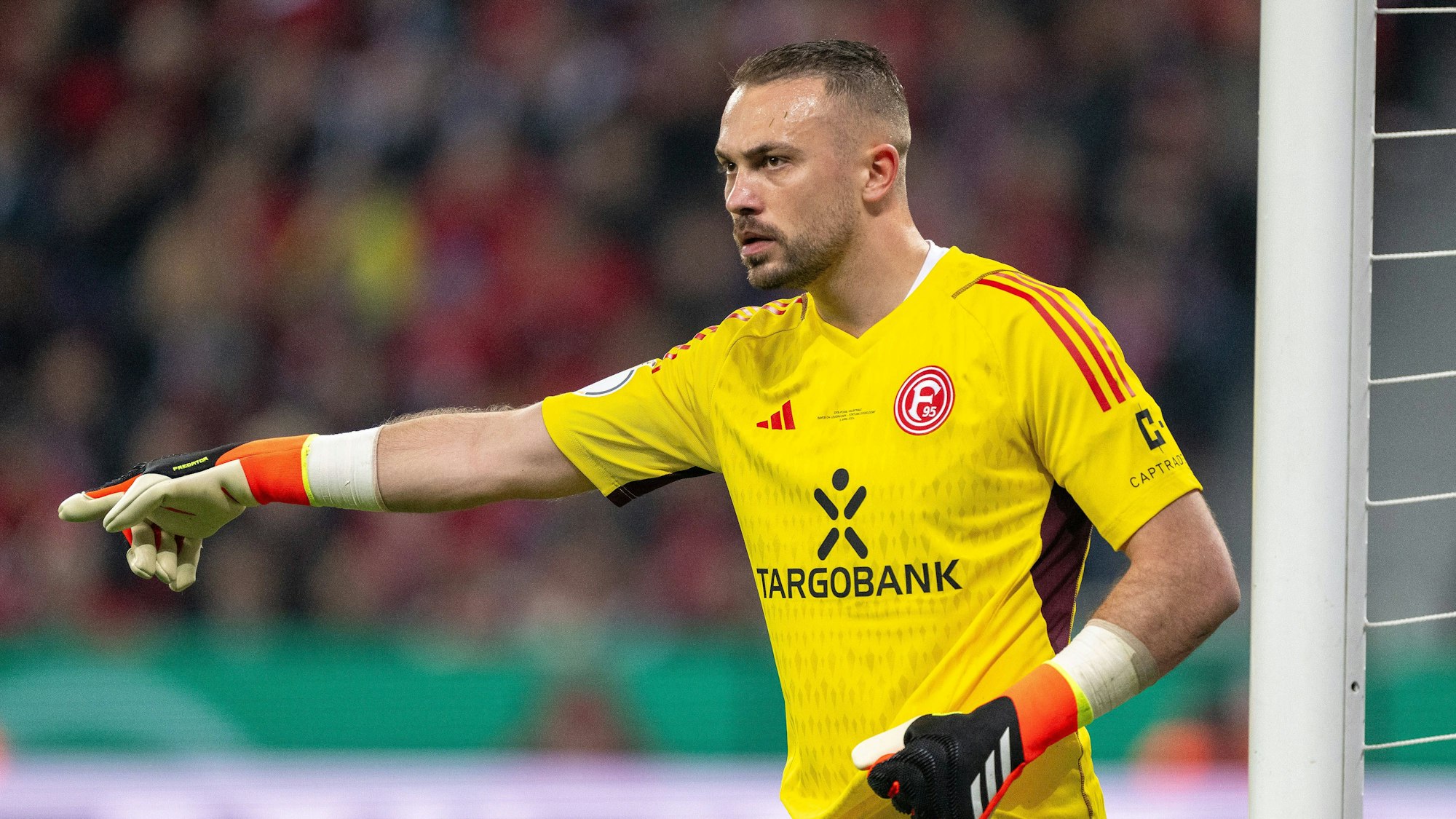 Fortuna Düsseldorfs Keeper Florian Kastenmeier dirigiert seine Vorderleute im Pokal-Spiel bei Bayer Leverkusen.