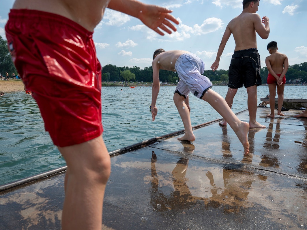 Badende am Fühlinger See