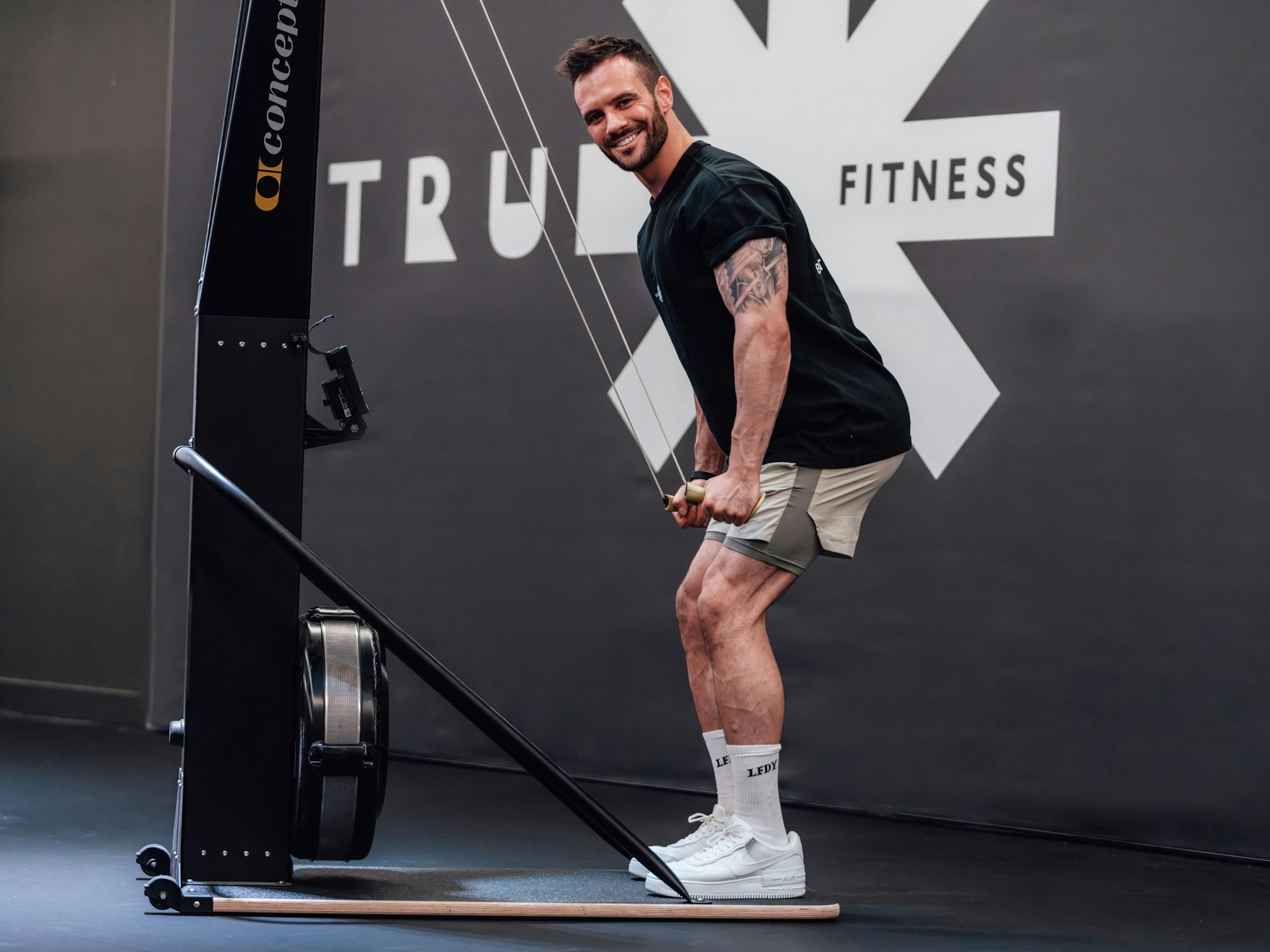 Manuel Gajus zieht an den Seilen des Ski-Ergometers und lächelt in die Kamera.