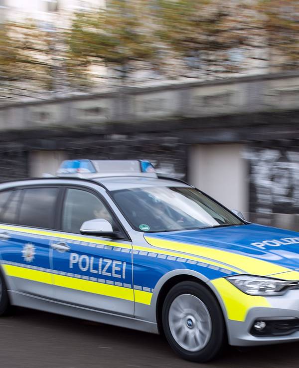 Ein Polizeiauto fährt im November 2015 durch Düsseldorf