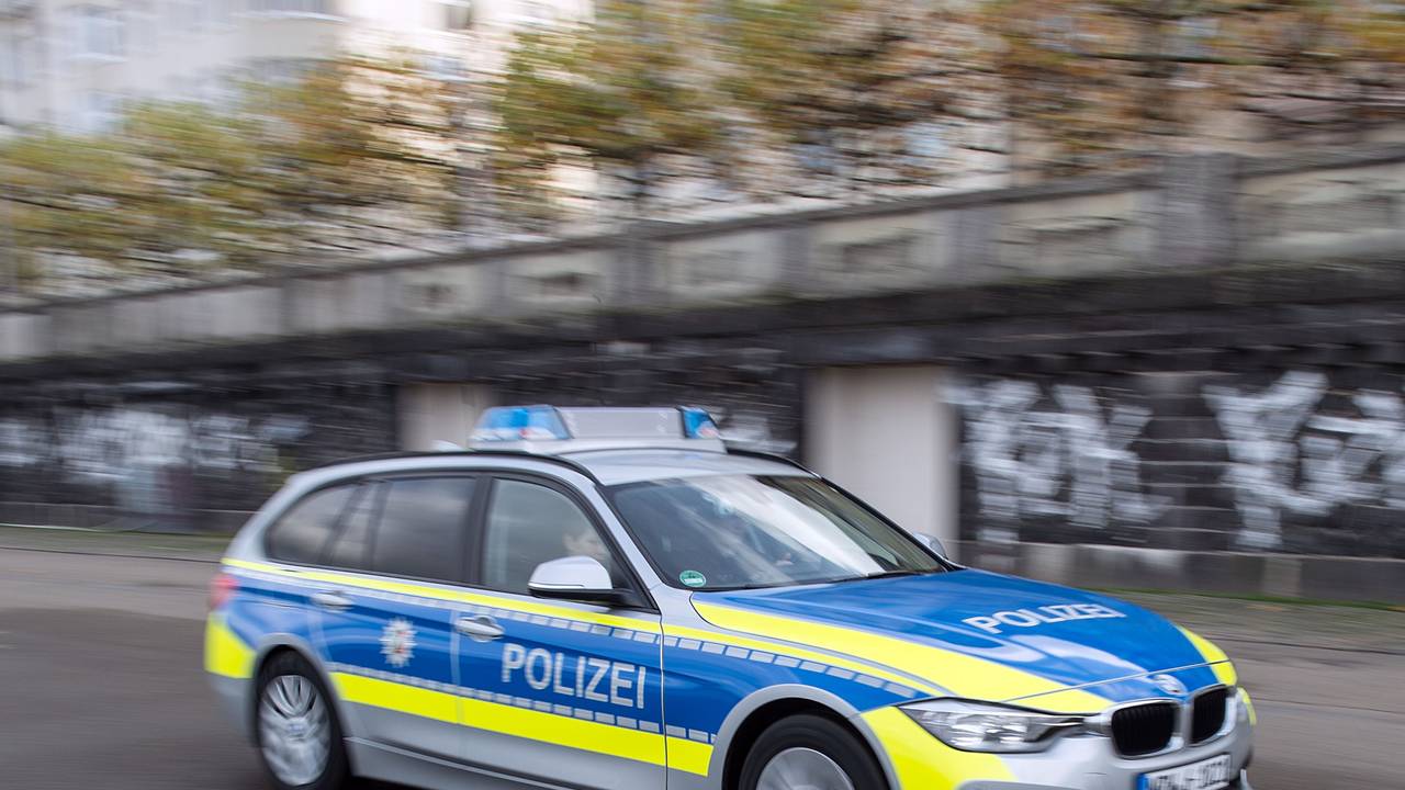 Ein Polizeiauto fährt im November 2015 durch Düsseldorf