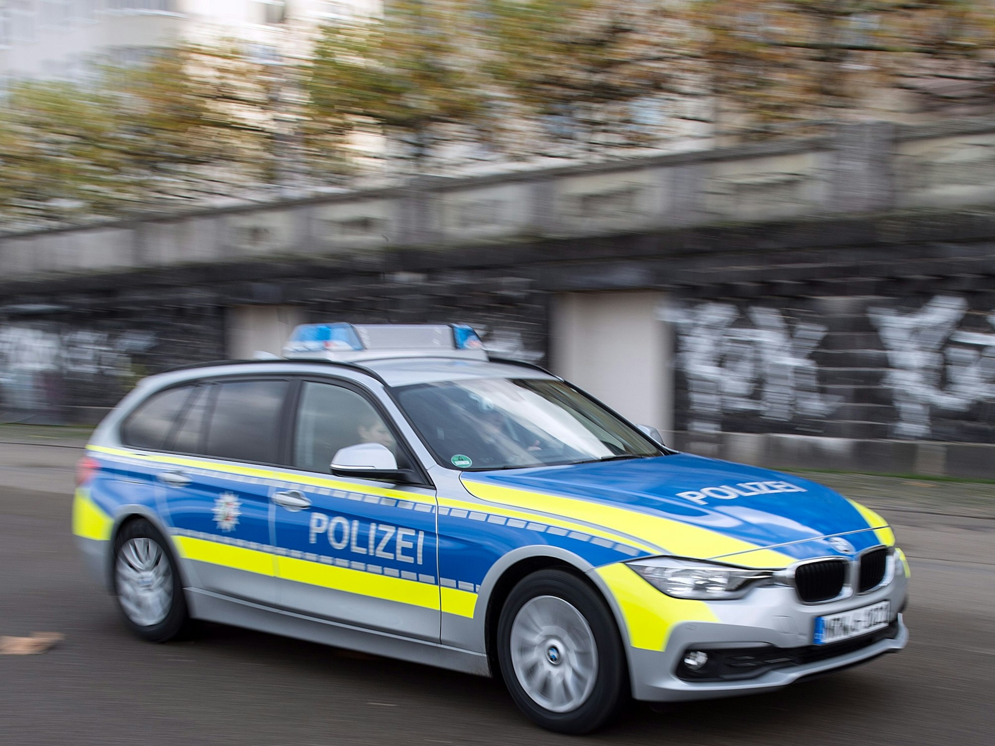 Ein Polizeiauto fährt im November 2015 durch Düsseldorf