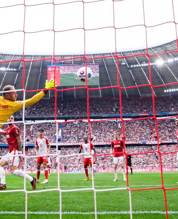 Marvin Schwäbe kassiert das 0:1 gegen die Bayern.