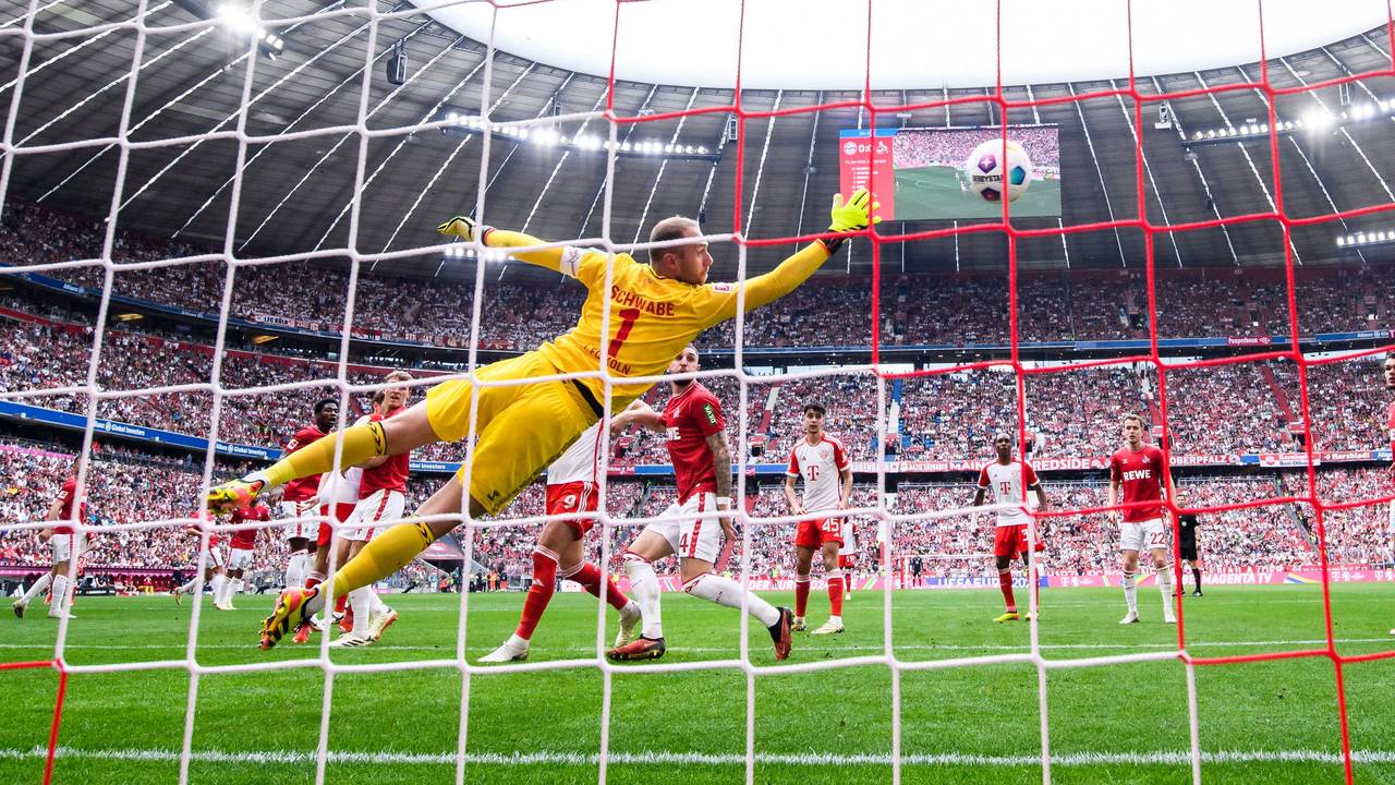 Marvin Schwäbe kassiert das 0:1 gegen die Bayern.