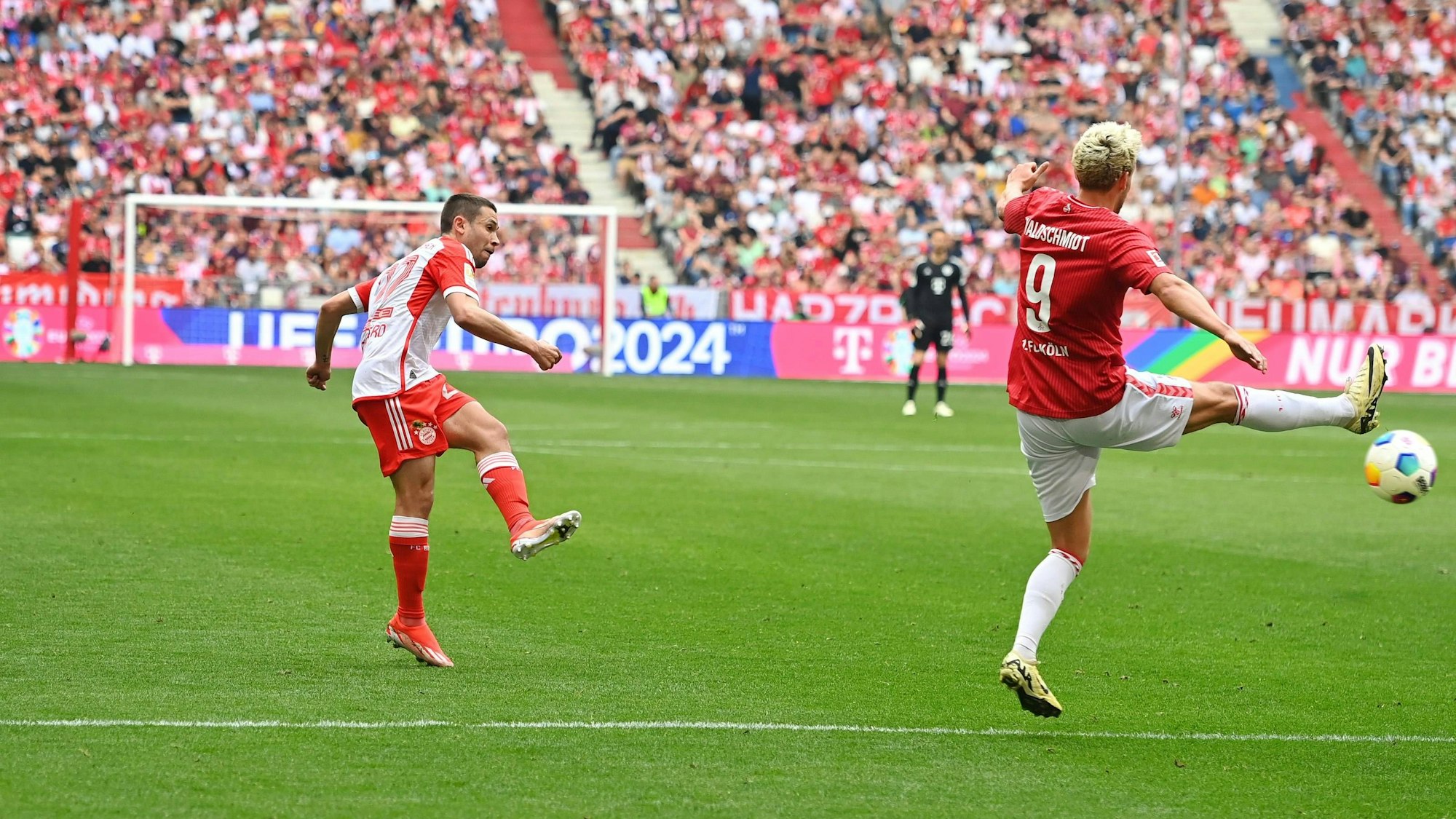 Komplett unbedrängt erzielt Raphael Guerreiro nach einer kurzen Ecke das 1:0 für Bayern München. Luca Waldschmid kommt nicht mehr rechtzeitig.