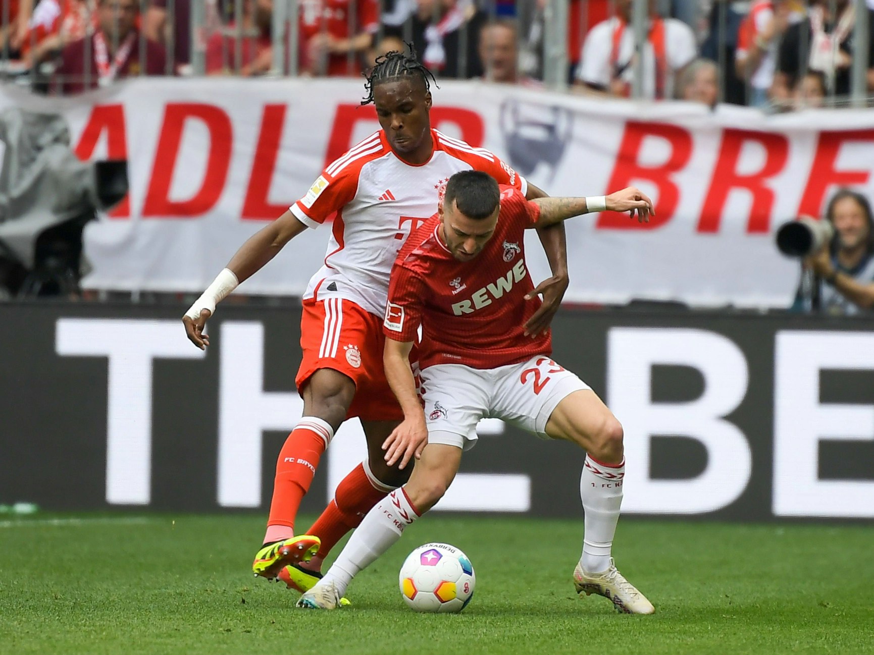 FC-Stürmer Sargis Adamyan im Zweikampf mit Bayern-Spieler Mathys Tel (13. April 2024).