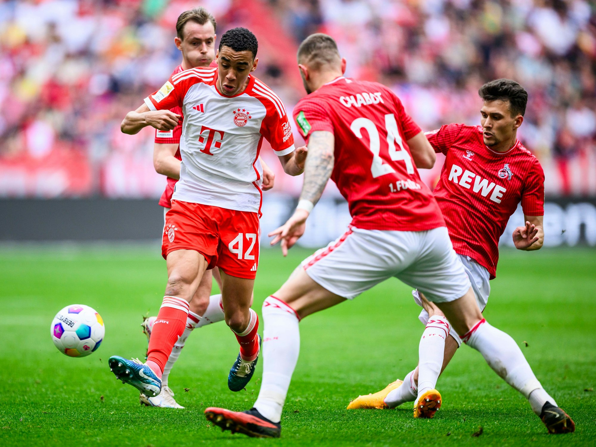 Jeff Chabot, Dejan Ljubicic und Jacob Christensen umzingeln Jamal Musiala.