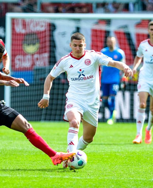 Wiesbadens Martin Angha und Fortuna Düsseldorfs Christos Tzolis kämpfen um den Ball.
