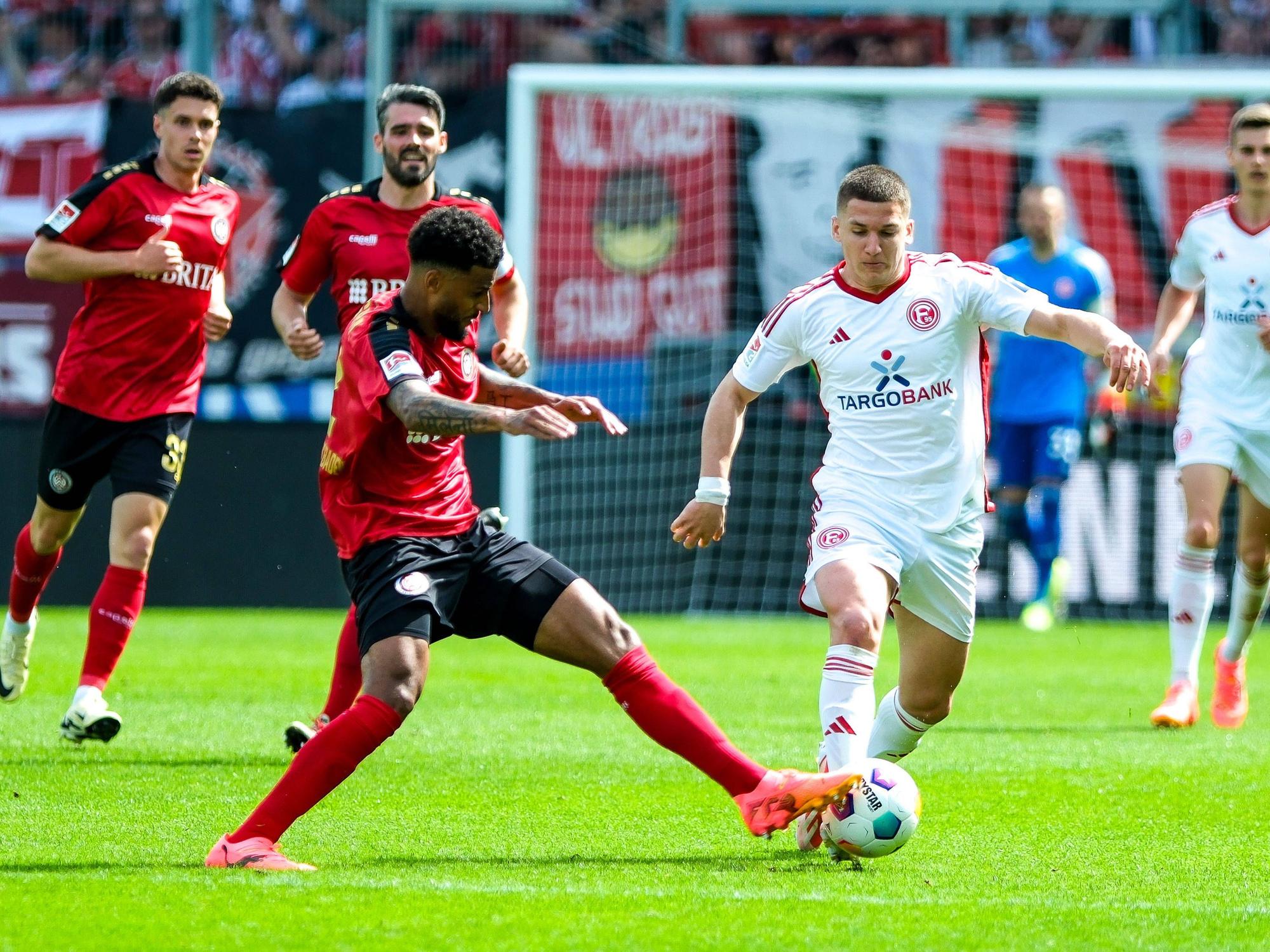 Wiesbadens Martin Angha und Fortuna Düsseldorfs Christos Tzolis kämpfen um den Ball.