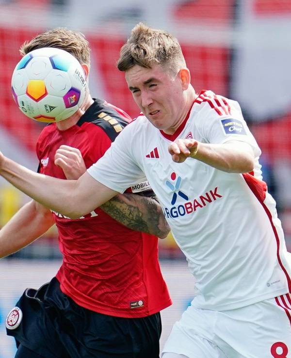 Fortuna Düsseldorfs Isak Johannesson und Wiesbadens Marcus Mathisen kämpfen um den Ball.