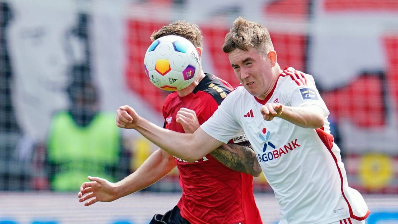 Fortuna Düsseldorfs Isak Johannesson und Wiesbadens Marcus Mathisen kämpfen um den Ball.