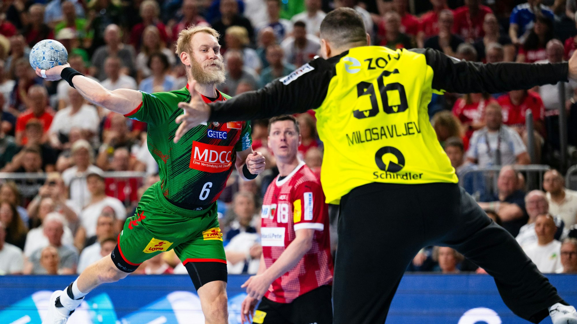 Magdeburgs Matthias Musche (l) wirft auf das Tor.