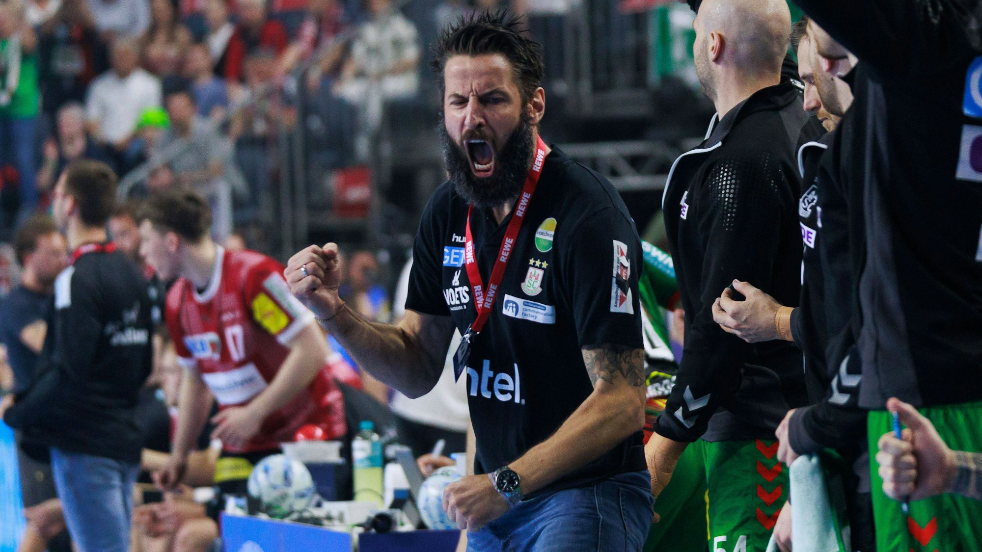 Bennet Wiegert vom SC Magdeburg jubelt.