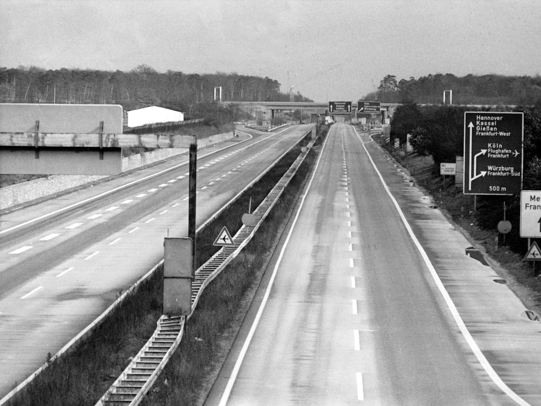 Blick auf eine leere Autobahn bei Frankfurt/Main. Wegen der Ölkrise wurde am 25. November 1973 zum ersten Mal ein sonntägliches Fahrverbot verhängt.