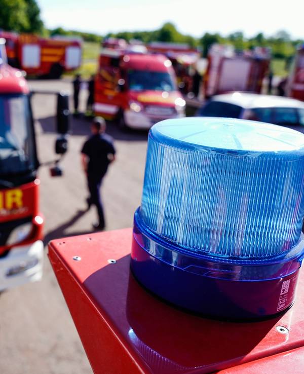 Feuerwehrfahrzeuge stehen auf einem Parkplatz bei der Übung «Soonwald 2022», mit der die Feuerwehr-Bereitschaften in Rheinland-Pfalz überprüft werden. Beteiligt sind die Landkreise Bad Kreuznach, Birkenfeld und Rhein-Hunsrück.