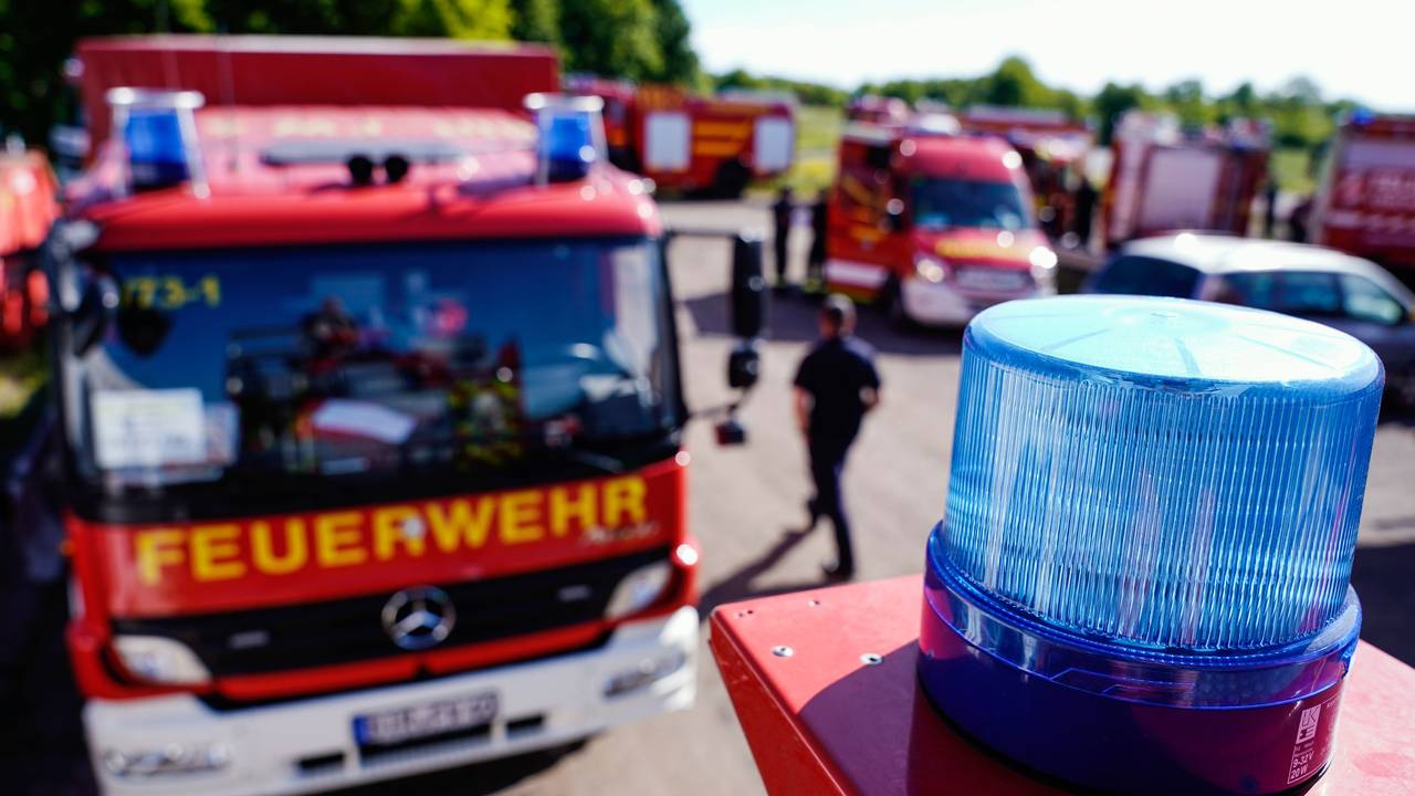 Feuerwehrfahrzeuge stehen auf einem Parkplatz bei der Übung «Soonwald 2022», mit der die Feuerwehr-Bereitschaften in Rheinland-Pfalz überprüft werden. Beteiligt sind die Landkreise Bad Kreuznach, Birkenfeld und Rhein-Hunsrück.