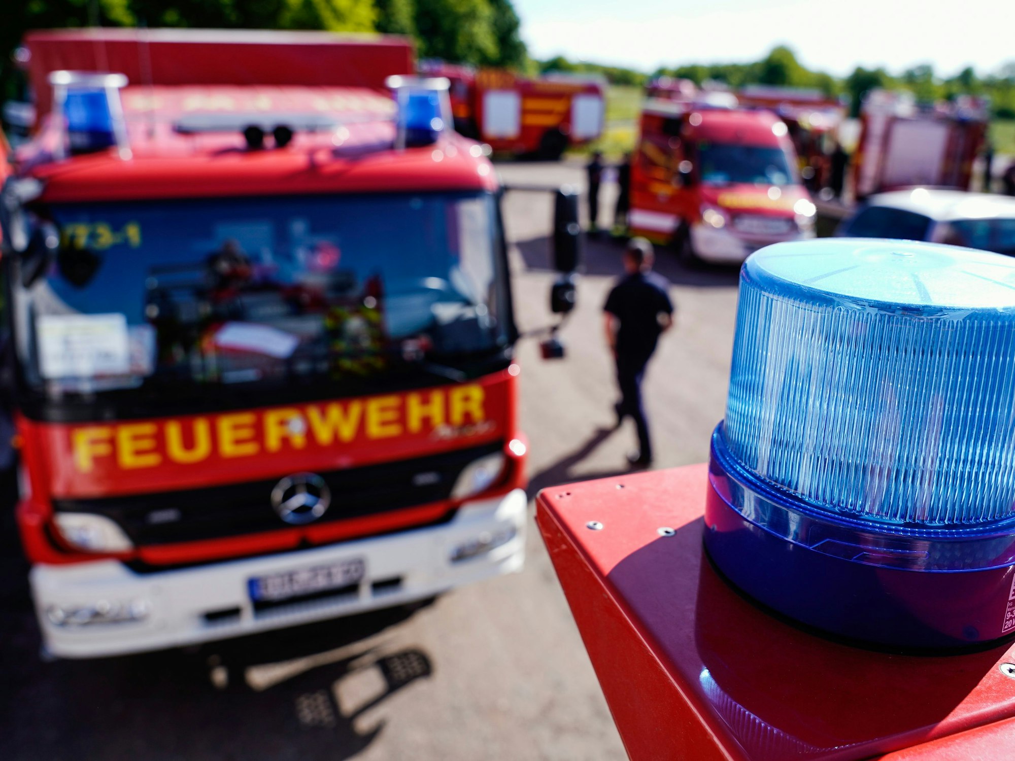 Feuerwehrfahrzeuge stehen auf einem Parkplatz bei der Übung «Soonwald 2022», mit der die Feuerwehr-Bereitschaften in Rheinland-Pfalz überprüft werden. Beteiligt sind die Landkreise Bad Kreuznach, Birkenfeld und Rhein-Hunsrück.